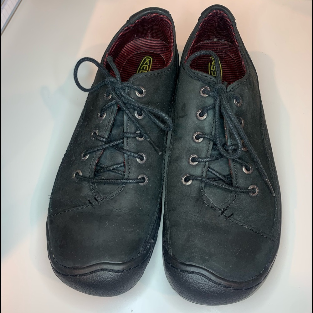 Keen leather hiking close toes shoe
